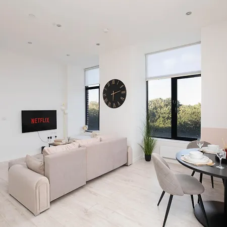 Dock Waterfront Gem, Sleeps 6 With Free Parking Apartment *