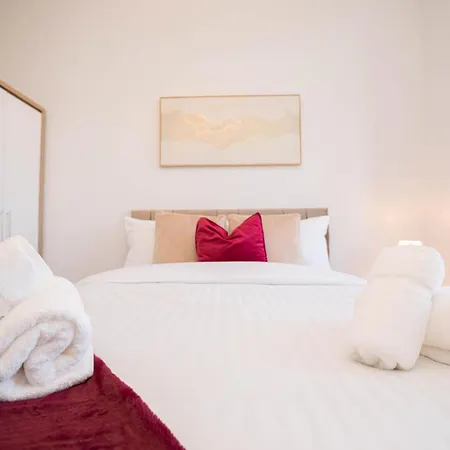 Apartment Dock Waterfront Gem, Sleeps 6 With Free Parking Leeds (West Yorkshire)