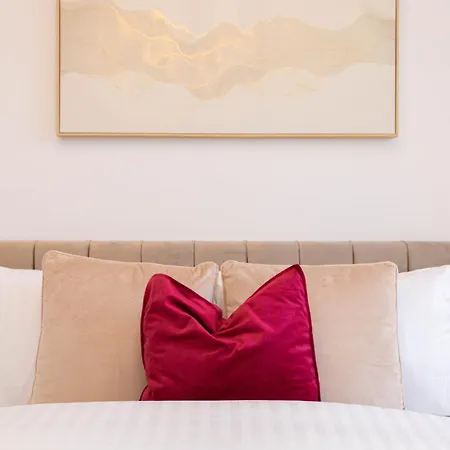 Dock Waterfront Gem, Sleeps 6 With Free Parking